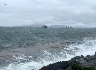 Kartal'da Kuvvetli Rüzgar Nedeniyle Panama Bayrakli Kargo Gemisi Sürüklendi