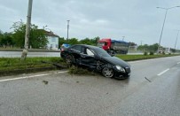 Otomobil Duvara Çarpip Refüje Çikti Açiklamasi 1 Yarali