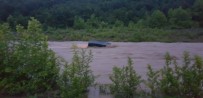 Park Halindeki Panelvan Araç Sel Sularina Kapildi