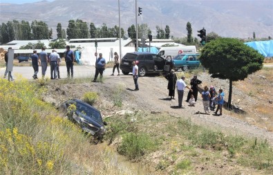 Sulama Kanalina Uçan Araçtan Yolcular Yara Almadan Kurtuldu