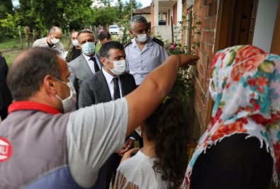 Vali Atay, Yagis Sonrasi Evi Zarar Gören Aileyi Ziyaret Etti