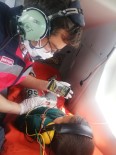 AMBULANS HELİKOPTER - Ambulans Helikopterdeki Çocuk Hastaya Iyi Hissetmesi Için Çizgi Film Izlettirildi