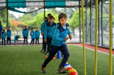 Baskan Bozkurt, Çocuklarla Spor Yapti, Forma Ve Ayakkabi Hediye Etti