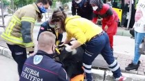 DEVLET HASTANESİ - Bursa'da Otomobil, Otobüs Duragindaki Yayalara Çarpti Açiklamasi 5 Yarali