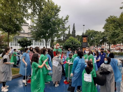Çevre Temizlik Farkindaligi Için Yollara Düstüler