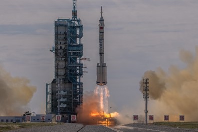 Çin, Yeni Uzay Istasyonunda Görev Alacak Ilk Mürettebati Tasiyan Shenzhou-12'Yi Basariyla Firlatti