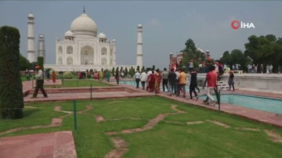 Iki Ay Sonra Açilan Tac Mahal'a Ziyaretçi Akini