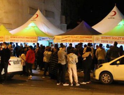 İstanbul'da aşı kuyruğu akşam da devam etti!