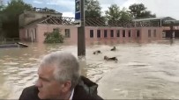 KURTARMA EKİBİ - Kirim Valisi Sel Basan Sokaklari Botla Gezdi, Ekipler 'Yüzerek' Eslik Etti