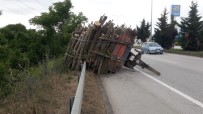 DİREKSİYON - Odun Yüklü Römork Yola Devrildi