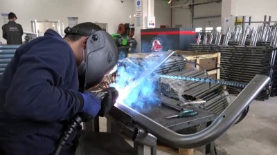 Sivasli Ögrenciler, Türkiye'deki Okullar Için Sira, Masa Ve Dolap Üretiyor