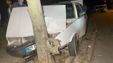 Agaca Çarpan Otomobil Hurdaya Döndü Açiklamasi 4 Yarali
