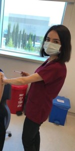 Bakan Koca, Günün En Çok Asisini Yapan Hemsireyi Paylasti