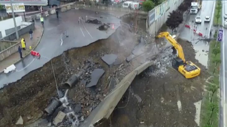 Başakşehir'de yol ve istinat duvarı çöktü!
