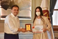 OKUL MÜDÜRÜ - Baskan Sahin'den Türkiye 3'Üncüsü Olan Ögrenciye Hediye Çeki