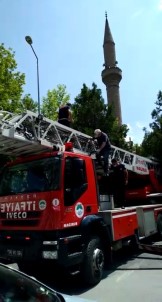 Cami Minaresinde Mahsur Kalan Adami Itfaiye Kurtardi