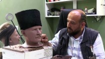 MACARISTAN - Çorum'dan Dünyaya Yaptiklari Bal Mumu Heykellerle Açiliyorlar