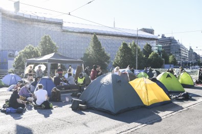 Finlandiya'da Iklim Protestosu Açiklamasi Baskentin En Islek Caddesi Trafige Kapatildi