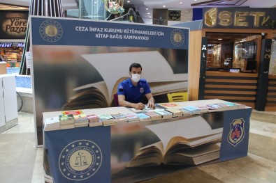 Highway'de Açilan Kitap Bagis Standina Yüzlerce Kitap Bagislandi