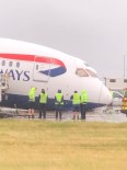 BRITISH AIRWAYS - Ingiltere'de Park Yapan Uçagin Burun Tekerlegi Kirildi