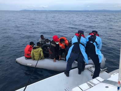 Izmir'de Sahil Güvenlik'ten Kaçak Göçmen Operasyonlari