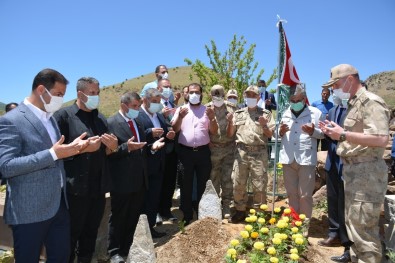 Jandarma Genel Komutani Orgeneral Çetin'den Sehit Güvenlik Korucusunun Kabrine Ziyaret