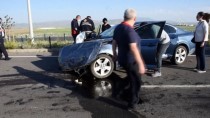 KAFKAS ÜNİVERSİTESİ - Kars'ta Iki Otomobil Çarpisti Açiklamasi 3 Yarali