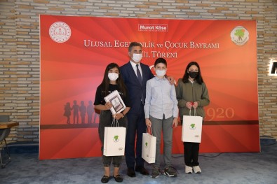 Mamak Belediyesi'nin Düzenledigi '23 Nisan Yarismasi'nin Finalistlerine Ödül