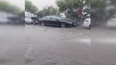 Saganak Yagis Sonrasi Galata'da Sokaklar Adeta Nehri Andirdi