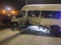 Servis Minibüsü Ile Otomobil Kavsakta Çarpisti