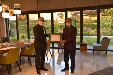 Vali Karadeniz Il Saglik Müdürü Yemenici'nin Veda Yemegine Katildi