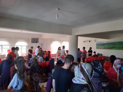 Bir Paket Mutluluk Dernegi'nden Dicle'de 100 Aileye Ayakkabi Yardimi