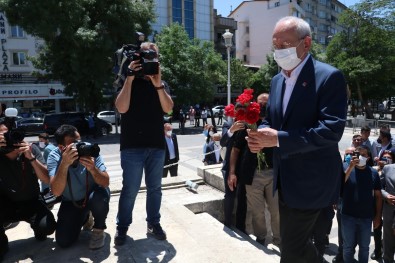 CHP'li Lideri Kemal Kiliçdaroglu, Sahinbey Ve Karayilan'in Mezarini Ziyaret Etti