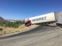 DİREKSİYON - Direksiyon Hakimiyetini Kaybeden Tir Uçurumun Agzinda Askida Kaldi