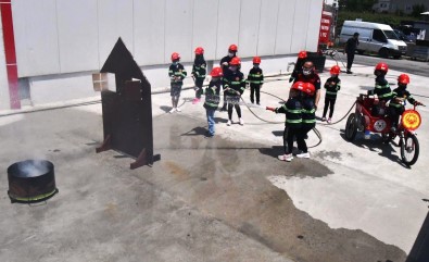 Dünyanin En Küçük Itfaiyecileri Görev Basinda!
