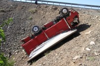 DİREKSİYON - Elazig'da Sarampole Uçan Kamyonet Ters Döndü Açiklamasi 1 Yarali