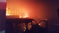 MOBİLYA - Isyerindeki Yangindan Bir Otomobil Ile Binlerce Lira Degerindeki Mobilya Malzemesi Kül Oldu