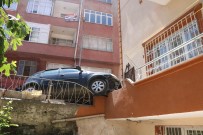 OTOMATİK VİTES - Otomobil Apartmana Daldi, Kadin Sürücü Araci Birakip Kaçti