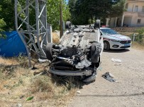 DİREKSİYON - Otomobil Direge Çarpip, Ters Döndü Açiklamasi 4 Yarali