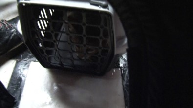 (Özel) Vatandaslar, Yanginda Mahsur Kalan Kediyi Kurtarmak Için Dumanlarin Arasina Daldi