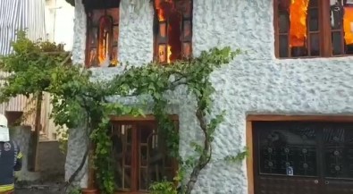 Tarihi Ev Alevlere Teslim Oldu