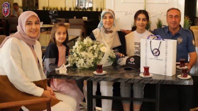Aile Içi Kavga Ihbarina Giden Polislere 'Babalar Günü' Sürprizi