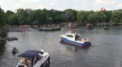 Berlin'de Eglence Sektörü Çalisanlarindan Su Kanali Üzerinde Partili Protesto