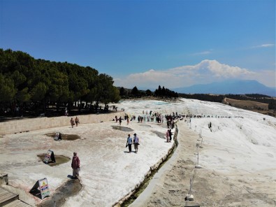Beyaz Cennet Pamukkale'ye Yerli Ve Yabanci Turistlerden Yogun Ilgi