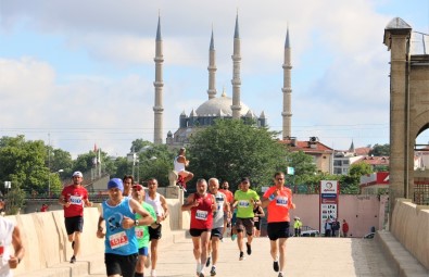 Edirne'de 6. Sinirsiz Dostluk Yari Maratonu Renkli Görüntülerle Son Buldu