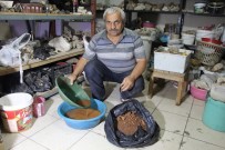 Eline Topragini Alan Ona Kosuyor