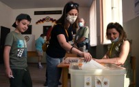 ERKEN SEÇİM - Ermenistan'da Halk Erken Seçim Için Sandik Basinda