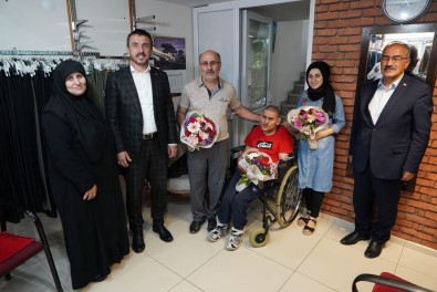 Hayatini Engelli Ogluna Adayan Baba 'Yilin Babasi' Seçildi