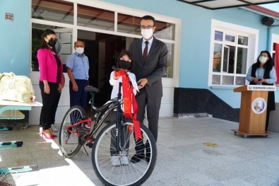 Kitap Okuma Yarismasi'nin Kazananlari Ödüllerini Aldi