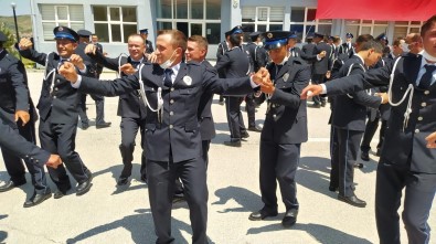 Polis Adaylari Oyun Havalari Esliginde Mezuniyetlerini Kutladi